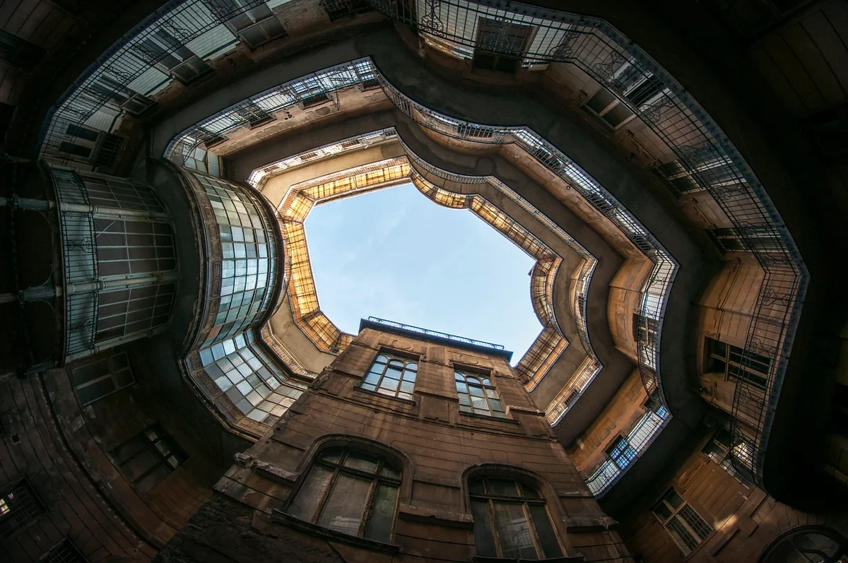 La structure gagnante en 2026 : un document en 3 couches